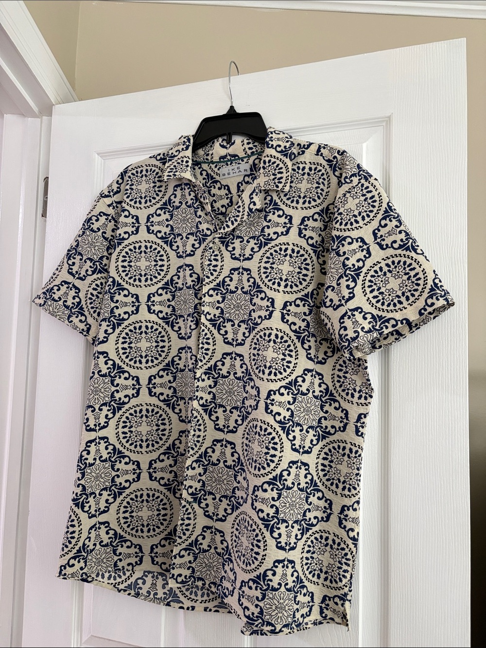 Ike Behar Short Sleeve Medallion Print Shirt in Cream and Navy